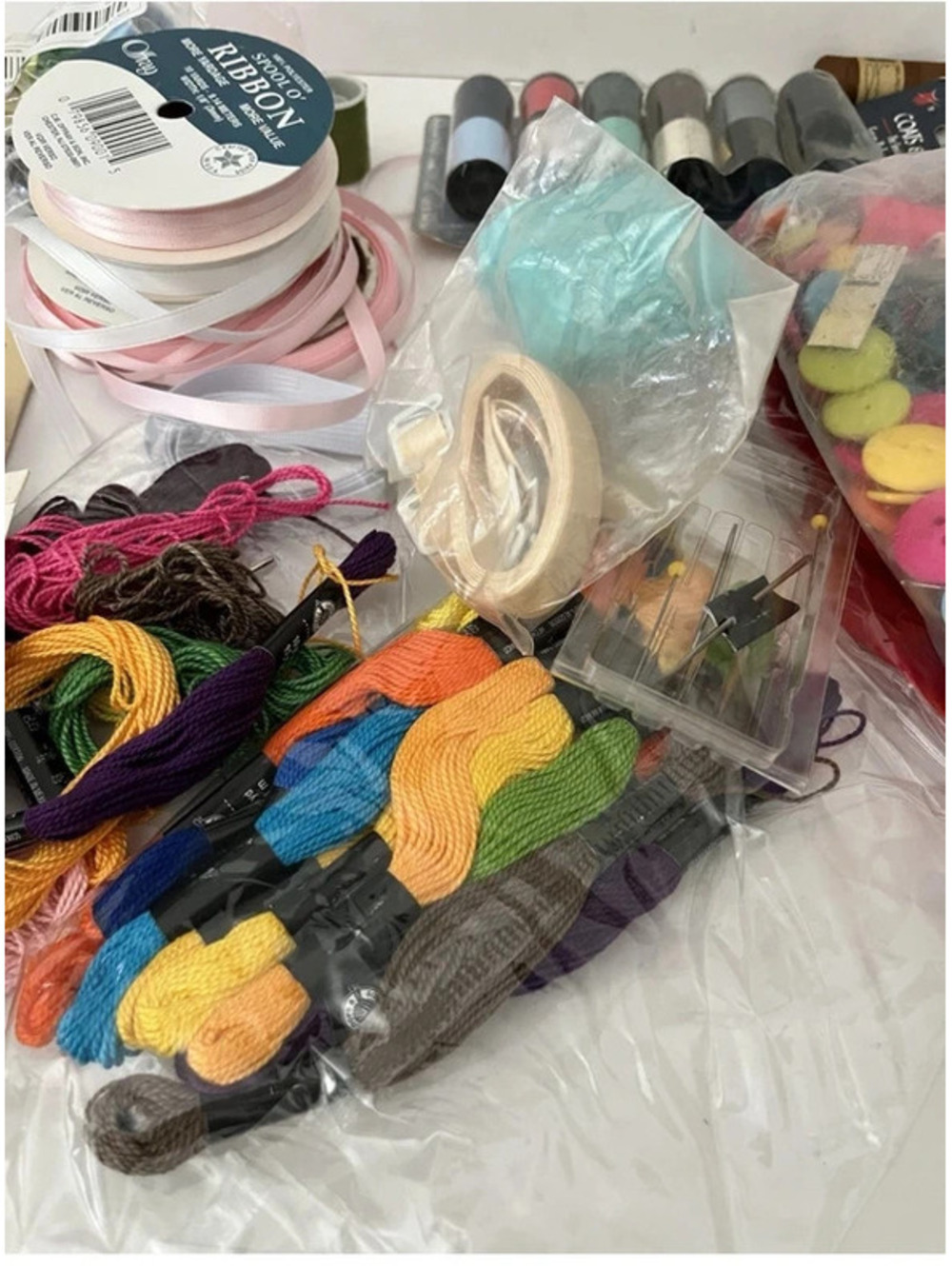Lot Bulk Of Sewing, Notions, Ribbons, Needles, Pins, Buttons, Vintage Threads - Picture 3 of 8